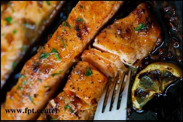 Cách làm món cá hồi rim tẩm xốt mật ong và tỏi